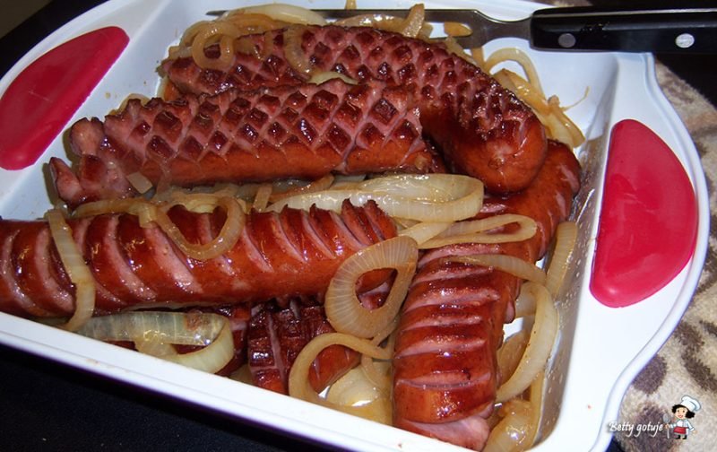 Kiełbasa z patelni z cebulką