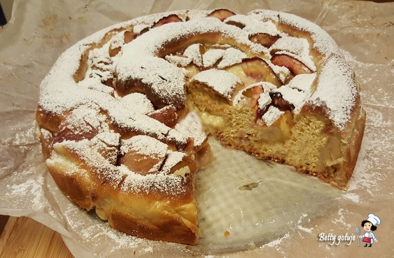 Kołacz drożdżowy z budyniem i owocami