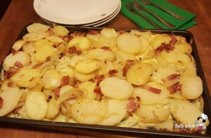 Swojska blacha czyli pieczone ziemniaczki z boczkiem i cebulką